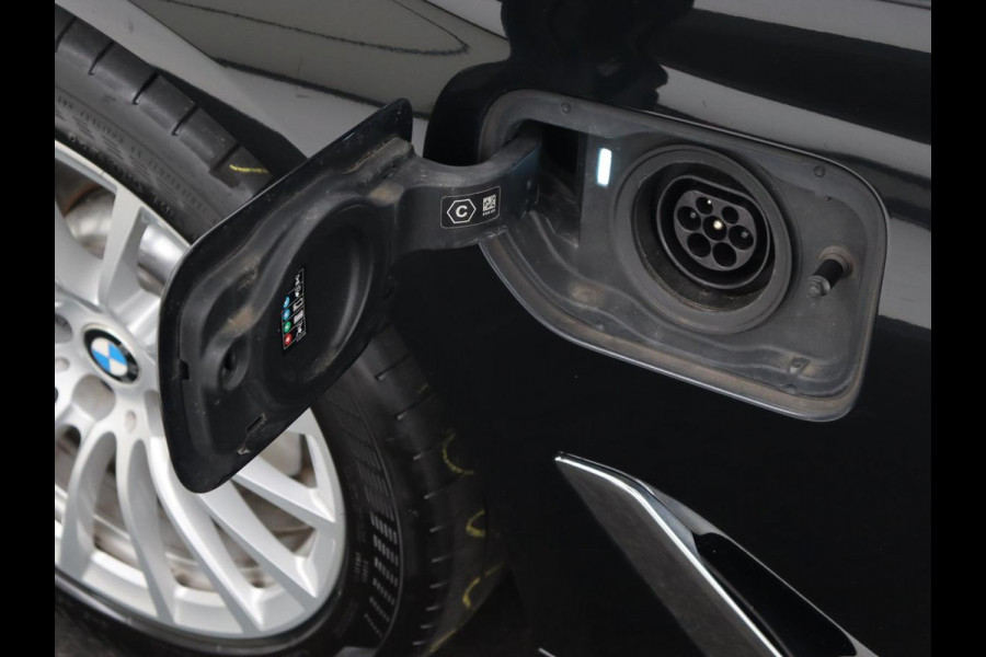 BMW 5 Serie 530e Executive | Panoramadak | Leder | Stoelverwarming | Adaptief LED | Carplay | Sfeerverlichting | Keyless | Camera | Achterbankverwarming | Navigatie