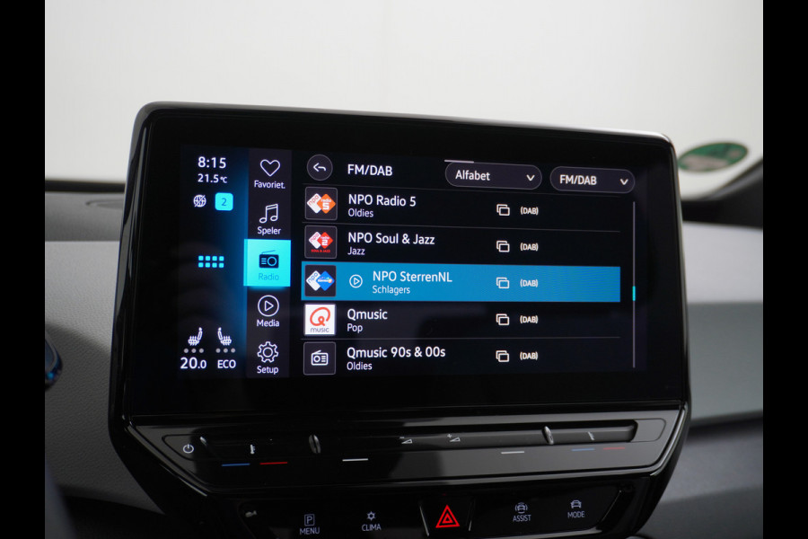 Volkswagen ID.3 58kWh 204PK 1st. First Plus Navi-Pro 19" Camera Trekhaak Apple Carplay Android Auto Matrix-LED Stoel-Stuurverwarming Adapt.Cruis Lmv Bluetooth Regensensor Rijstrooksensor Verkeersbord detectie Wifi Origineel Nederlandse Auto Nieuwprijs €43.675,-
