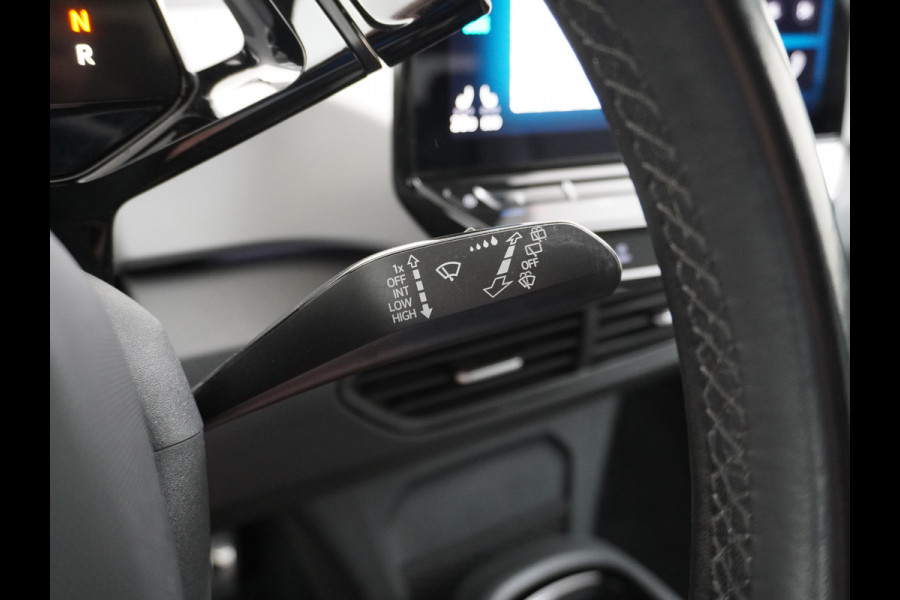 Volkswagen ID.3 58kWh 204PK 1st. First Plus Navi-Pro 19" Camera Trekhaak Apple Carplay Android Auto Matrix-LED Stoel-Stuurverwarming Adapt.Cruis Lmv Bluetooth Regensensor Rijstrooksensor Verkeersbord detectie Wifi Origineel Nederlandse Auto Nieuwprijs €43.675,-