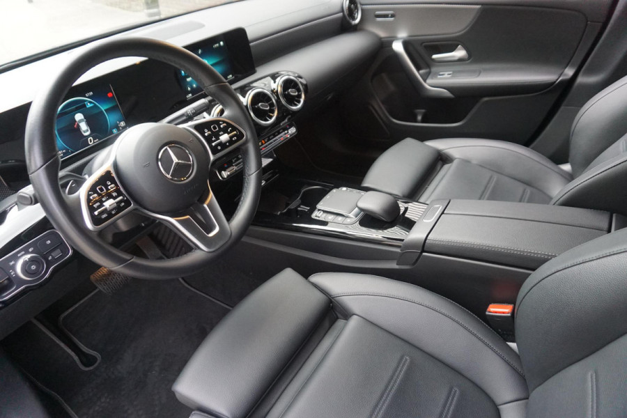 Mercedes-Benz CLA-Klasse 250 225PK/Led-Matrix/18Inch./Sportstoelen Leer/ Dealeronderhouden