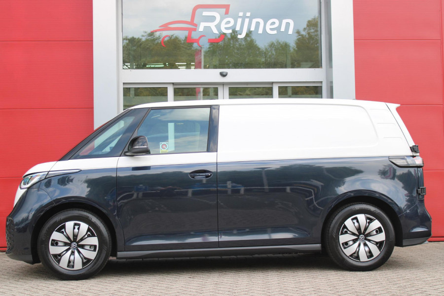 Volkswagen ID. Buzz CARGO 79 kWh | TREKHAAK ELEKTRISCH WEGKLAPBAAR | LAADRUIMTE PAKKET | STOEL/VOORRUIT VERWARMING | ELEKTRISCH BEDIENBARE SCHUIFDEUR | NAVIGATIE DISCOVER PRO | DRAADLOZE APPLE CARPLAY/ANDROID AUTO | CLIMATE CONTROL | ACHTERUITRIJ CAMERA | DODEHOEK DETECTIE | ADAPTIVE CRUISE CONTROL | NIEUWE BUS! | KEYLESS ENTRY/START | SFEER VERLICHTING | 3-ZITS |