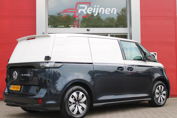 Volkswagen ID. Buzz CARGO 79 kWh | TREKHAAK ELEKTRISCH WEGKLAPBAAR | LAADRUIMTE PAKKET | STOEL/VOORRUIT VERWARMING | ELEKTRISCH BEDIENBARE SCHUIFDEUR | NAVIGATIE DISCOVER PRO | DRAADLOZE APPLE CARPLAY/ANDROID AUTO | CLIMATE CONTROL | ACHTERUITRIJ CAMERA | DODEHOEK DETECTIE | ADAPTIVE CRUISE CONTROL | NIEUWE BUS! | KEYLESS ENTRY/START | SFEER VERLICHTING | 3-ZITS |