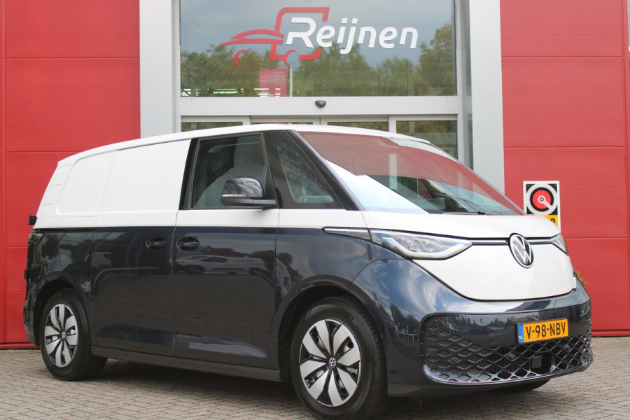 Volkswagen ID. Buzz CARGO 79 kWh | TREKHAAK ELEKTRISCH WEGKLAPBAAR | LAADRUIMTE PAKKET | STOEL/VOORRUIT VERWARMING | ELEKTRISCH BEDIENBARE SCHUIFDEUR | NAVIGATIE DISCOVER PRO | DRAADLOZE APPLE CARPLAY/ANDROID AUTO | CLIMATE CONTROL | ACHTERUITRIJ CAMERA | DODEHOEK DETECTIE | ADAPTIVE CRUISE CONTROL | NIEUWE BUS! | KEYLESS ENTRY/START | SFEER VERLICHTING | 3-ZITS |