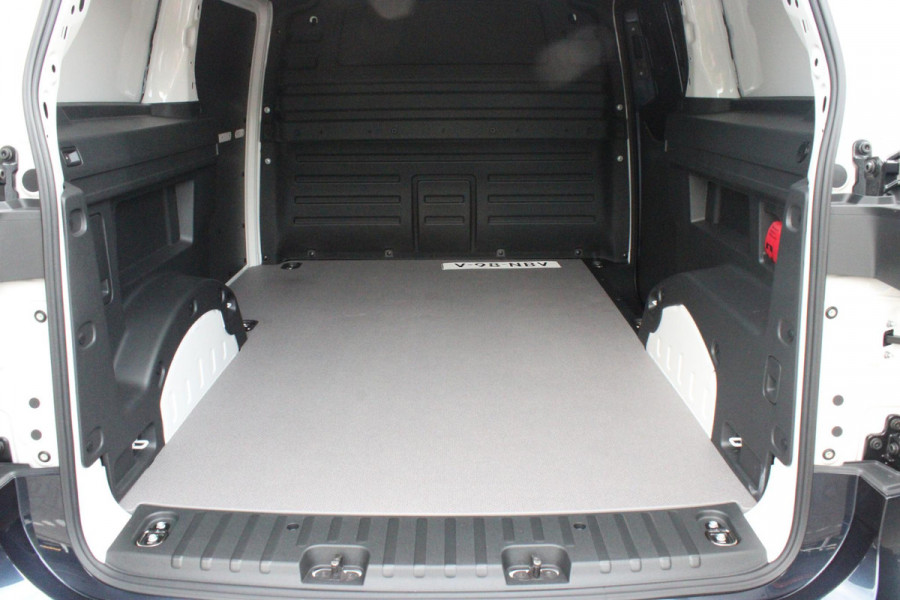 Volkswagen ID. Buzz CARGO 79 kWh | TREKHAAK ELEKTRISCH WEGKLAPBAAR | LAADRUIMTE PAKKET | STOEL/VOORRUIT VERWARMING | ELEKTRISCH BEDIENBARE SCHUIFDEUR | NAVIGATIE DISCOVER PRO | DRAADLOZE APPLE CARPLAY/ANDROID AUTO | CLIMATE CONTROL | ACHTERUITRIJ CAMERA | DODEHOEK DETECTIE | ADAPTIVE CRUISE CONTROL | NIEUWE BUS! | KEYLESS ENTRY/START | SFEER VERLICHTING | 3-ZITS |