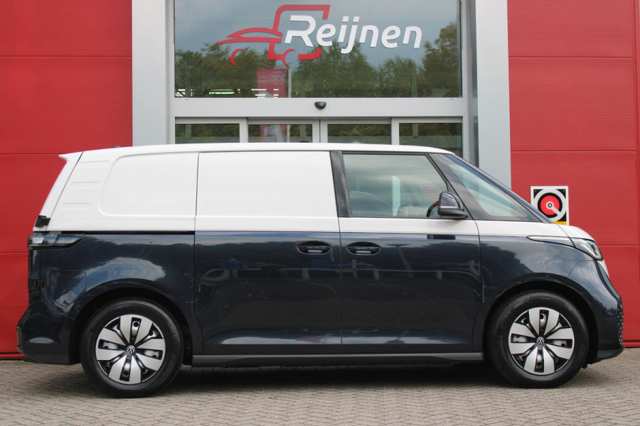 Volkswagen ID. Buzz CARGO 79 kWh | TREKHAAK ELEKTRISCH WEGKLAPBAAR | LAADRUIMTE PAKKET | STOEL/VOORRUIT VERWARMING | ELEKTRISCH BEDIENBARE SCHUIFDEUR | NAVIGATIE DISCOVER PRO | DRAADLOZE APPLE CARPLAY/ANDROID AUTO | CLIMATE CONTROL | ACHTERUITRIJ CAMERA | DODEHOEK DETECTIE | ADAPTIVE CRUISE CONTROL | NIEUWE BUS! | KEYLESS ENTRY/START | SFEER VERLICHTING | 3-ZITS |