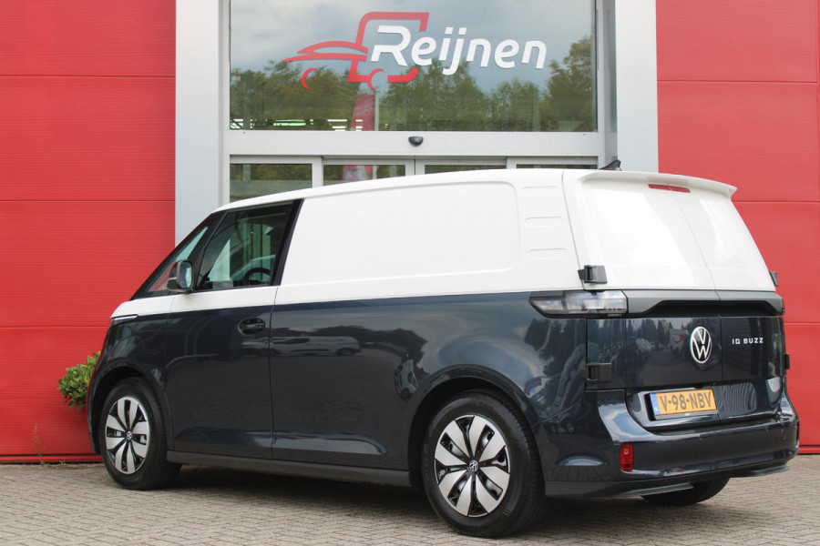 Volkswagen ID. Buzz CARGO 79 kWh | TREKHAAK ELEKTRISCH WEGKLAPBAAR | LAADRUIMTE PAKKET | STOEL/VOORRUIT VERWARMING | ELEKTRISCH BEDIENBARE SCHUIFDEUR | NAVIGATIE DISCOVER PRO | DRAADLOZE APPLE CARPLAY/ANDROID AUTO | CLIMATE CONTROL | ACHTERUITRIJ CAMERA | DODEHOEK DETECTIE | ADAPTIVE CRUISE CONTROL | NIEUWE BUS! | KEYLESS ENTRY/START | SFEER VERLICHTING | 3-ZITS |