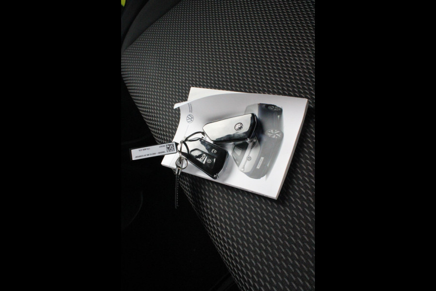 Volkswagen ID. Buzz CARGO 79 kWh | TREKHAAK ELEKTRISCH WEGKLAPBAAR | LAADRUIMTE PAKKET | STOEL/VOORRUIT VERWARMING | ELEKTRISCH BEDIENBARE SCHUIFDEUR | NAVIGATIE DISCOVER PRO | DRAADLOZE APPLE CARPLAY/ANDROID AUTO | CLIMATE CONTROL | ACHTERUITRIJ CAMERA | DODEHOEK DETECTIE | ADAPTIVE CRUISE CONTROL | NIEUWE BUS! | KEYLESS ENTRY/START | SFEER VERLICHTING | 3-ZITS |