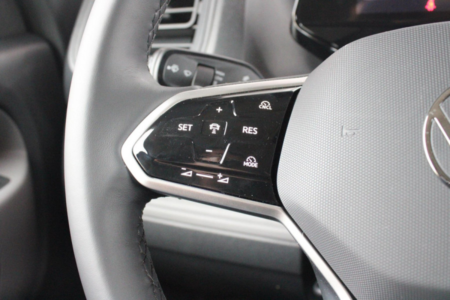 Volkswagen ID. Buzz CARGO 79 kWh | TREKHAAK ELEKTRISCH WEGKLAPBAAR | LAADRUIMTE PAKKET | STOEL/VOORRUIT VERWARMING | ELEKTRISCH BEDIENBARE SCHUIFDEUR | NAVIGATIE DISCOVER PRO | DRAADLOZE APPLE CARPLAY/ANDROID AUTO | CLIMATE CONTROL | ACHTERUITRIJ CAMERA | DODEHOEK DETECTIE | ADAPTIVE CRUISE CONTROL | NIEUWE BUS! | KEYLESS ENTRY/START | SFEER VERLICHTING | 3-ZITS |