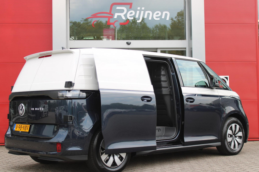 Volkswagen ID. Buzz CARGO 79 kWh | TREKHAAK ELEKTRISCH WEGKLAPBAAR | LAADRUIMTE PAKKET | STOEL/VOORRUIT VERWARMING | ELEKTRISCH BEDIENBARE SCHUIFDEUR | NAVIGATIE DISCOVER PRO | DRAADLOZE APPLE CARPLAY/ANDROID AUTO | CLIMATE CONTROL | ACHTERUITRIJ CAMERA | DODEHOEK DETECTIE | ADAPTIVE CRUISE CONTROL | NIEUWE BUS! | KEYLESS ENTRY/START | SFEER VERLICHTING | 3-ZITS |