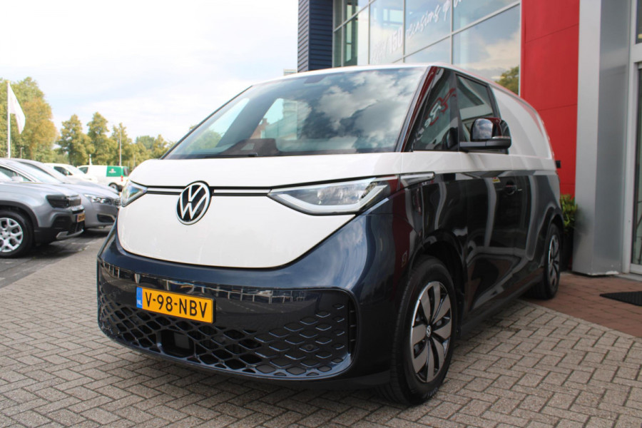Volkswagen ID. Buzz CARGO 79 kWh | TREKHAAK ELEKTRISCH WEGKLAPBAAR | LAADRUIMTE PAKKET | STOEL/VOORRUIT VERWARMING | ELEKTRISCH BEDIENBARE SCHUIFDEUR | NAVIGATIE DISCOVER PRO | DRAADLOZE APPLE CARPLAY/ANDROID AUTO | CLIMATE CONTROL | ACHTERUITRIJ CAMERA | DODEHOEK DETECTIE | ADAPTIVE CRUISE CONTROL | NIEUWE BUS! | KEYLESS ENTRY/START | SFEER VERLICHTING | 3-ZITS |