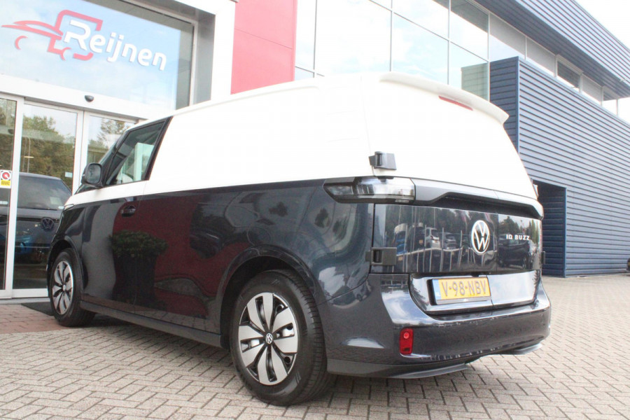 Volkswagen ID. Buzz CARGO 79 kWh | TREKHAAK ELEKTRISCH WEGKLAPBAAR | LAADRUIMTE PAKKET | STOEL/VOORRUIT VERWARMING | ELEKTRISCH BEDIENBARE SCHUIFDEUR | NAVIGATIE DISCOVER PRO | DRAADLOZE APPLE CARPLAY/ANDROID AUTO | CLIMATE CONTROL | ACHTERUITRIJ CAMERA | DODEHOEK DETECTIE | ADAPTIVE CRUISE CONTROL | NIEUWE BUS! | KEYLESS ENTRY/START | SFEER VERLICHTING | 3-ZITS |