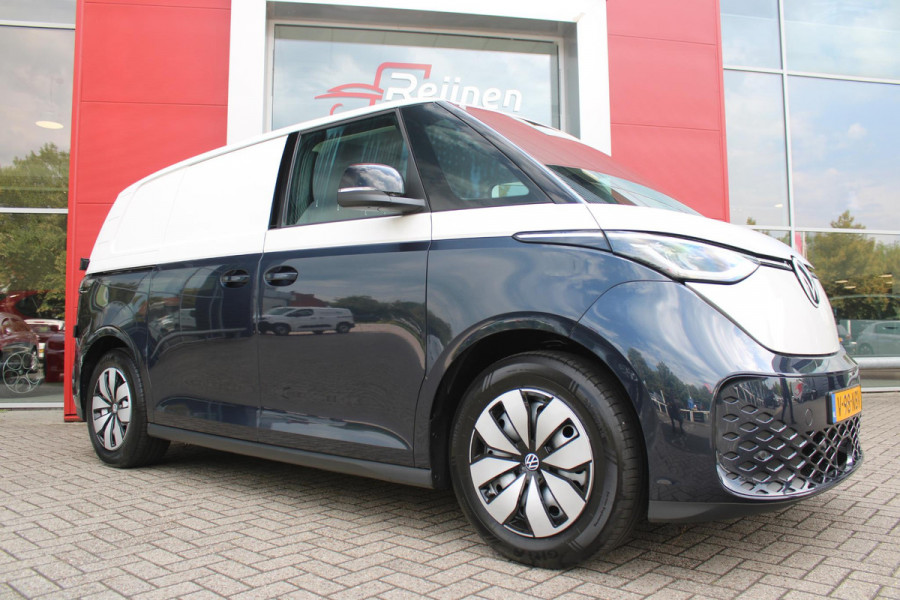 Volkswagen ID. Buzz CARGO 79 kWh | TREKHAAK ELEKTRISCH WEGKLAPBAAR | LAADRUIMTE PAKKET | STOEL/VOORRUIT VERWARMING | ELEKTRISCH BEDIENBARE SCHUIFDEUR | NAVIGATIE DISCOVER PRO | DRAADLOZE APPLE CARPLAY/ANDROID AUTO | CLIMATE CONTROL | ACHTERUITRIJ CAMERA | DODEHOEK DETECTIE | ADAPTIVE CRUISE CONTROL | NIEUWE BUS! | KEYLESS ENTRY/START | SFEER VERLICHTING | 3-ZITS |
