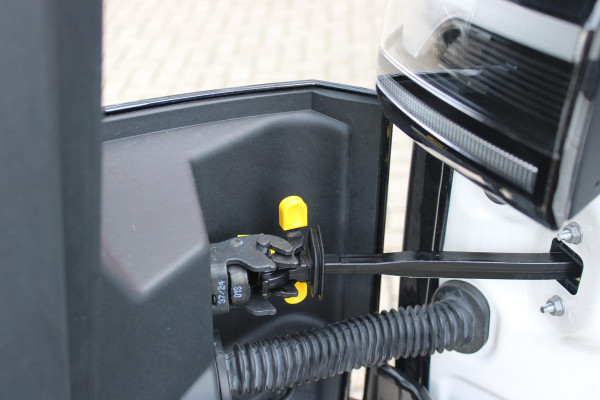 Volkswagen ID. Buzz CARGO 79 kWh | TREKHAAK ELEKTRISCH WEGKLAPBAAR | LAADRUIMTE PAKKET | STOEL/VOORRUIT VERWARMING | ELEKTRISCH BEDIENBARE SCHUIFDEUR | NAVIGATIE DISCOVER PRO | DRAADLOZE APPLE CARPLAY/ANDROID AUTO | CLIMATE CONTROL | ACHTERUITRIJ CAMERA | DODEHOEK DETECTIE | ADAPTIVE CRUISE CONTROL | NIEUWE BUS! | KEYLESS ENTRY/START | SFEER VERLICHTING | 3-ZITS |