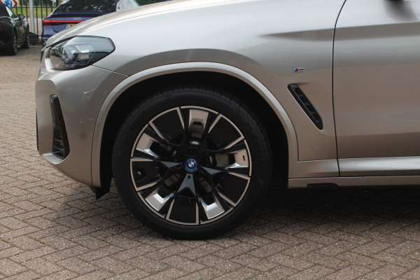 BMW iX3 Exe. M Sport 80 kWh / SoH 99% / Trekhaak / Panoramadak / Camera / Leder / 20'' / DAB / Sfeerverlichting / Stoelverwarming / Cruise Control