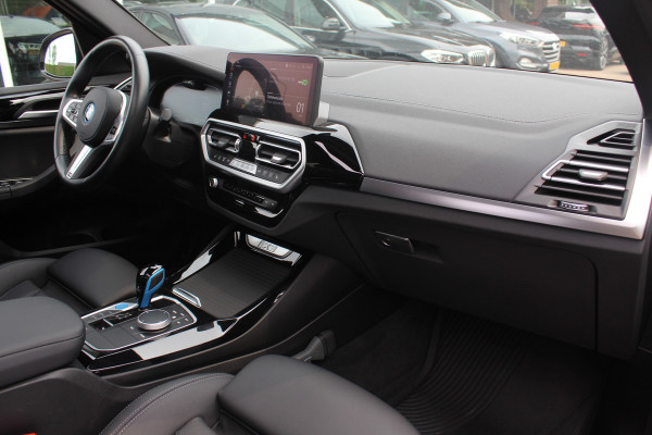 BMW iX3 Exe. M Sport 80 kWh / SoH 99% / Trekhaak / Panoramadak / Camera / Leder / 20'' / DAB / Sfeerverlichting / Stoelverwarming / Cruise Control