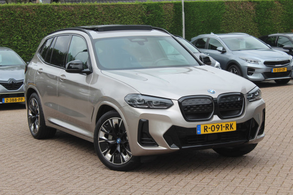 BMW iX3 Exe. M Sport 80 kWh / SoH 99% / Trekhaak / Panoramadak / Camera / Leder / 20'' / DAB / Sfeerverlichting / Stoelverwarming / Cruise Control
