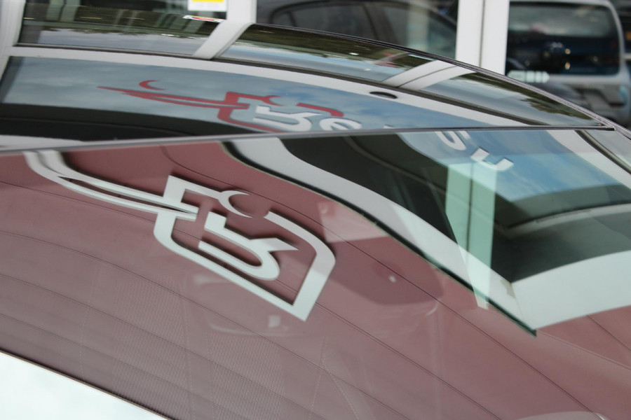 Peugeot 208 Hybrid 145PK e-DCS6 GT | NAVIGATIE | DRAADLOZE APPLE CARPLAY/ANDROID AUTO | CAMERA VOOR + ACHTER | FULL LED KOPLAMPEN | LICHTMETALEN VELGEN 17" | DODEHOEK DETECTIE | DRAADLOZE TELEFOONLADER | KEYLESS ENTRY/START | DAB+ RADIO | ADAPTIVE CRUISE CONTROL |