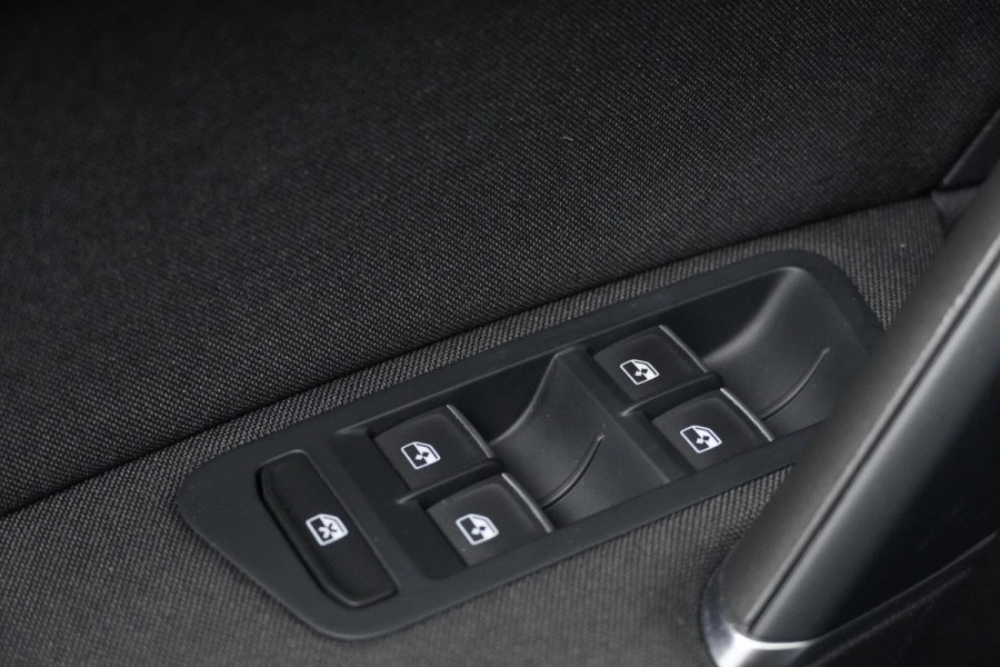 Volkswagen Golf 7.5 - 1.5 TSI ACT 2x R Line 150 PK | Pano-dak | Virtual | CarPlay | Cruise | Stoelverwarming | Camera | LED | PDC |