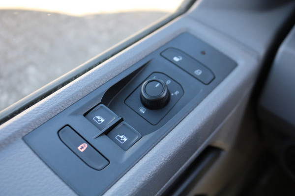 Volkswagen Transporter 2.0 TDI L2 H1 Airco Navigatie Trekhaak