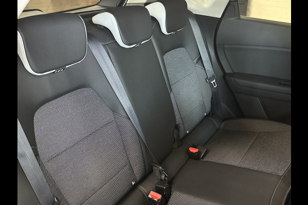Renault Captur 1.3 TCe 155 Intens | Groot Navi | ACC | Blindspot | Camera | 18" | Stoel & Stuur verwarming |