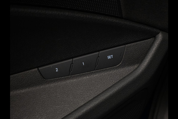 Audi e-tron E-tron 50 quattro Launch edition 71 kWh Sport (APPLE CARPLAY,LED,PDC,SPORTSTOELEN,DIGITALE COCKPIT,NETTESTAAT)
