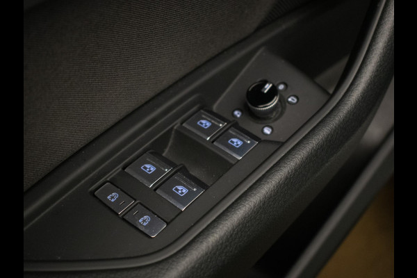 Audi e-tron E-tron 50 quattro Launch edition 71 kWh Sport (APPLE CARPLAY,LED,PDC,SPORTSTOELEN,DIGITALE COCKPIT,NETTESTAAT)
