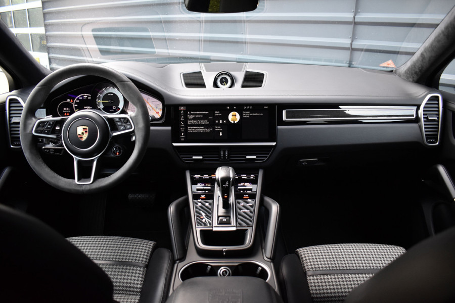 Porsche Cayenne Coupé 3.0 E-Hybrid 462pk Lightweight Package | Carbon Pack | 22'' Velgen | Keramisch | Techart voorbumper | PDLS+ Matrix | 360 Camera | Bose | Sportuitlaat |