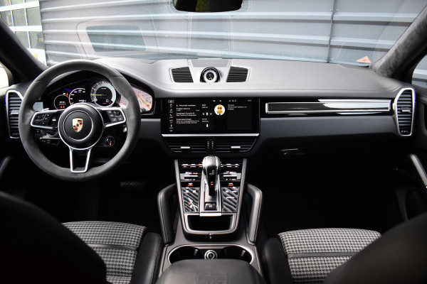Porsche Cayenne Coupé 3.0 E-Hybrid 462pk Lightweight Package | Carbon Pack | 22'' Velgen | Keramisch | Techart voorbumper | PDLS+ Matrix | 360 Camera | Bose | Sportuitlaat |