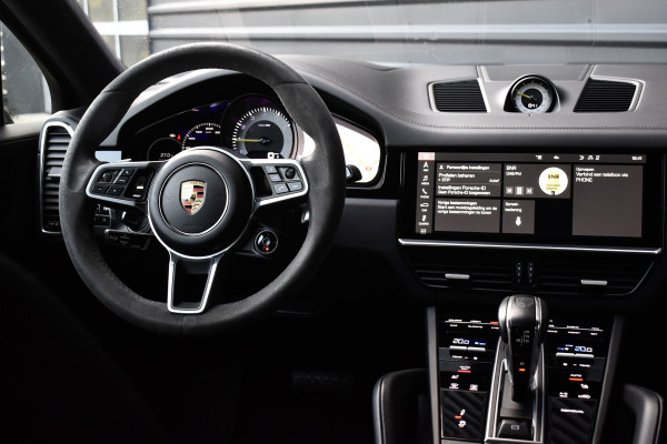 Porsche Cayenne Coupé 3.0 E-Hybrid 462pk Lightweight Package | Carbon Pack | 22'' Velgen | Keramisch | Techart voorbumper | PDLS+ Matrix | 360 Camera | Bose | Sportuitlaat |