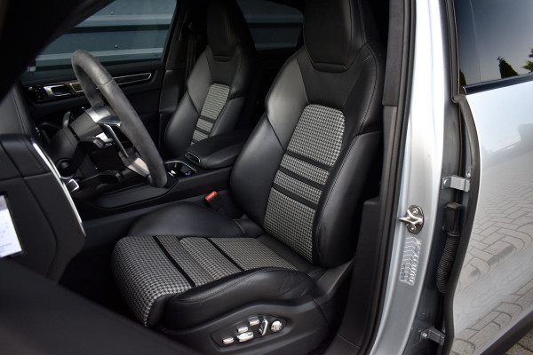 Porsche Cayenne Coupé 3.0 E-Hybrid 462pk Lightweight Package | Carbon Pack | 22'' Velgen | Keramisch | Techart voorbumper | PDLS+ Matrix | 360 Camera | Bose | Sportuitlaat |
