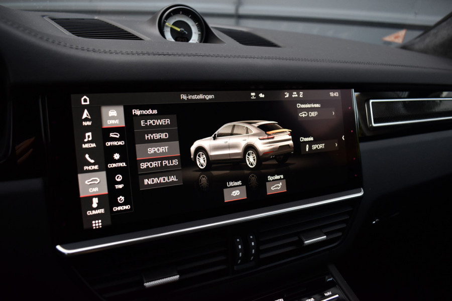 Porsche Cayenne Coupé 3.0 E-Hybrid 462pk Lightweight Package | Carbon Pack | 22'' Velgen | Keramisch | Techart voorbumper | PDLS+ Matrix | 360 Camera | Bose | Sportuitlaat |