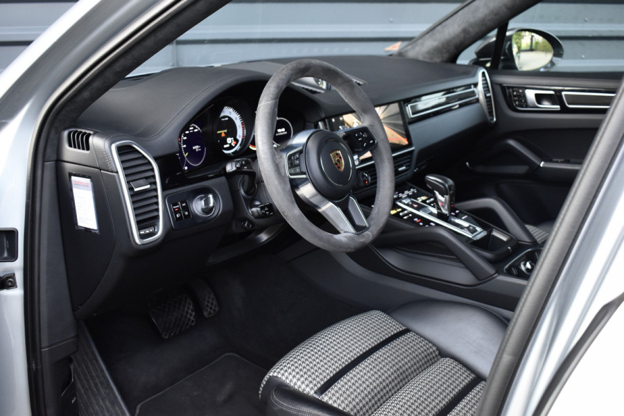Porsche Cayenne Coupé 3.0 E-Hybrid 462pk Lightweight Package | Carbon Pack | 22'' Velgen | Keramisch | Techart voorbumper | PDLS+ Matrix | 360 Camera | Bose | Sportuitlaat |