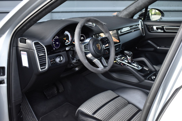 Porsche Cayenne Coupé 3.0 E-Hybrid 462pk Lightweight Package | Carbon Pack | 22'' Velgen | Keramisch | Techart voorbumper | PDLS+ Matrix | 360 Camera | Bose | Sportuitlaat |