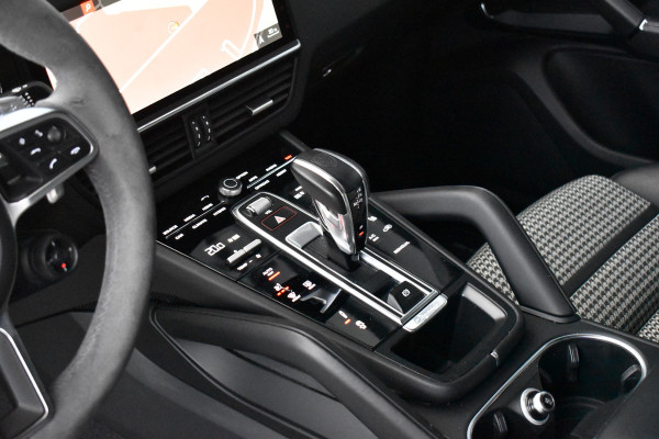 Porsche Cayenne Coupé 3.0 E-Hybrid 462pk Lightweight Package | Carbon Pack | 22'' Velgen | Keramisch | Techart voorbumper | PDLS+ Matrix | 360 Camera | Bose | Sportuitlaat |