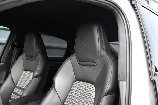 Porsche Cayenne Coupé 3.0 E-Hybrid 462pk Lightweight Package | Carbon Pack | 22'' Velgen | Keramisch | Techart voorbumper | PDLS+ Matrix | 360 Camera | Bose | Sportuitlaat |