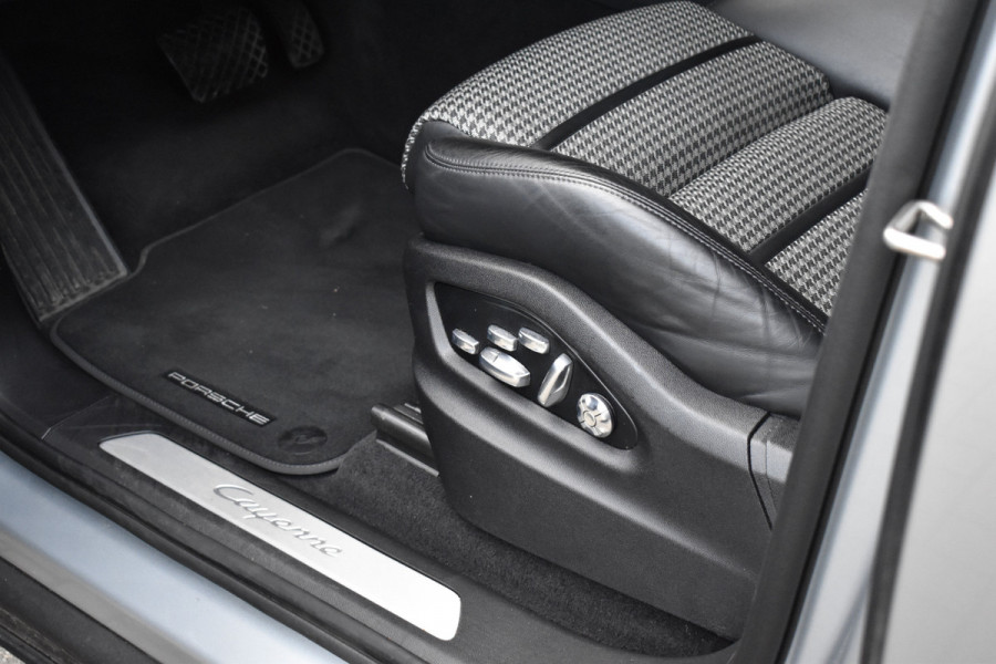 Porsche Cayenne Coupé 3.0 E-Hybrid 462pk Lightweight Package | Carbon Pack | 22'' Velgen | Keramisch | Techart voorbumper | PDLS+ Matrix | 360 Camera | Bose | Sportuitlaat |