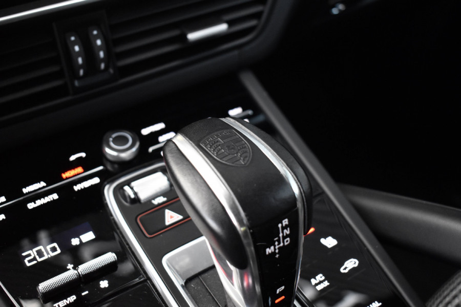 Porsche Cayenne Coupé 3.0 E-Hybrid 462pk Lightweight Package | Carbon Pack | 22'' Velgen | Keramisch | Techart voorbumper | PDLS+ Matrix | 360 Camera | Bose | Sportuitlaat |