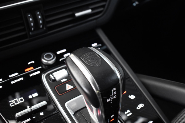Porsche Cayenne Coupé 3.0 E-Hybrid 462pk Lightweight Package | Carbon Pack | 22'' Velgen | Keramisch | Techart voorbumper | PDLS+ Matrix | 360 Camera | Bose | Sportuitlaat |
