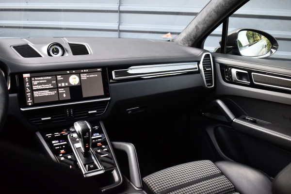 Porsche Cayenne Coupé 3.0 E-Hybrid 462pk Lightweight Package | Carbon Pack | 22'' Velgen | Keramisch | Techart voorbumper | PDLS+ Matrix | 360 Camera | Bose | Sportuitlaat |