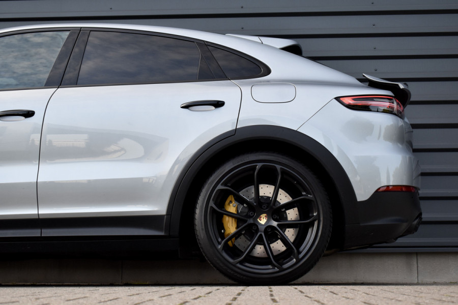 Porsche Cayenne Coupé 3.0 E-Hybrid 462pk Lightweight Package | Carbon Pack | 22'' Velgen | Keramisch | Techart voorbumper | PDLS+ Matrix | 360 Camera | Bose | Sportuitlaat |
