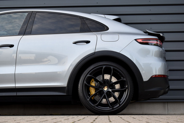 Porsche Cayenne Coupé 3.0 E-Hybrid 462pk Lightweight Package | Carbon Pack | 22'' Velgen | Keramisch | Techart voorbumper | PDLS+ Matrix | 360 Camera | Bose | Sportuitlaat |