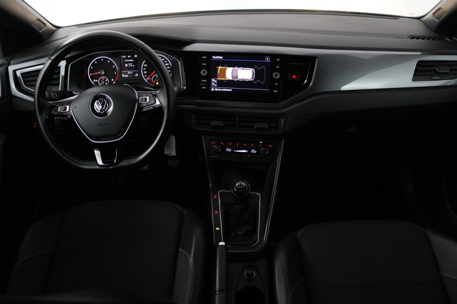 Volkswagen Polo 1.0 TSI Highline (PARKEERSENSOREN, NAVIGATIE, CRUISE ADAPTIEF, CARPLAY, NL-AUTO)