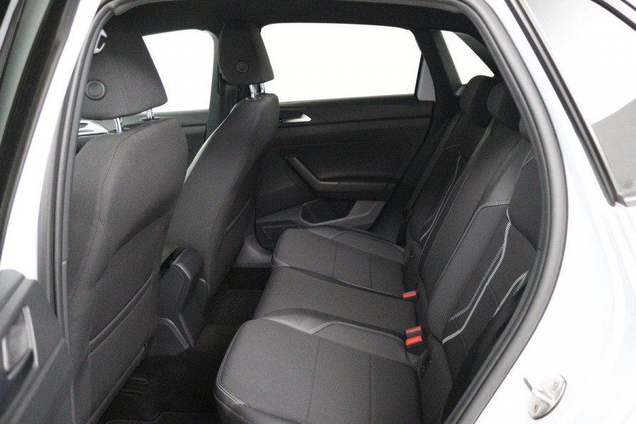 Volkswagen Polo 1.0 TSI Highline (PARKEERSENSOREN, NAVIGATIE, CRUISE ADAPTIEF, CARPLAY, NL-AUTO)