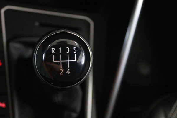 Volkswagen Polo 1.0 TSI Highline (PARKEERSENSOREN, NAVIGATIE, CRUISE ADAPTIEF, CARPLAY, NL-AUTO)
