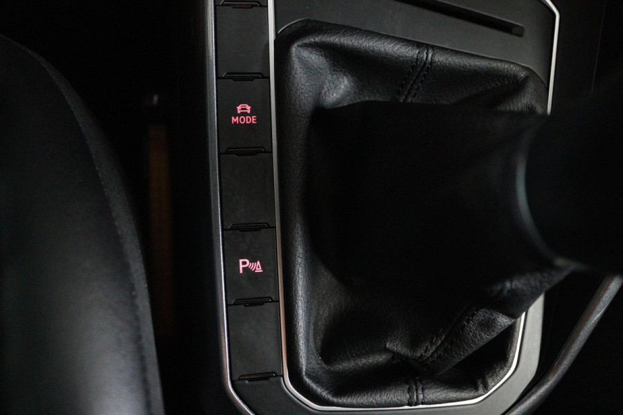 Volkswagen Polo 1.0 TSI Highline (PARKEERSENSOREN, NAVIGATIE, CRUISE ADAPTIEF, CARPLAY, NL-AUTO)