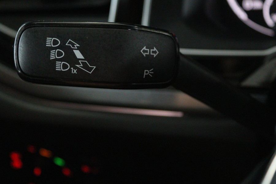 Volkswagen Polo 1.0 TSI Highline (PARKEERSENSOREN, NAVIGATIE, CRUISE ADAPTIEF, CARPLAY, NL-AUTO)