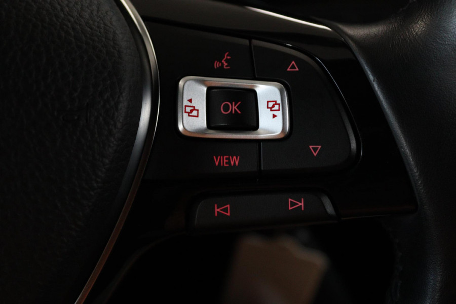 Volkswagen Polo 1.0 TSI Highline (PARKEERSENSOREN, NAVIGATIE, CRUISE ADAPTIEF, CARPLAY, NL-AUTO)