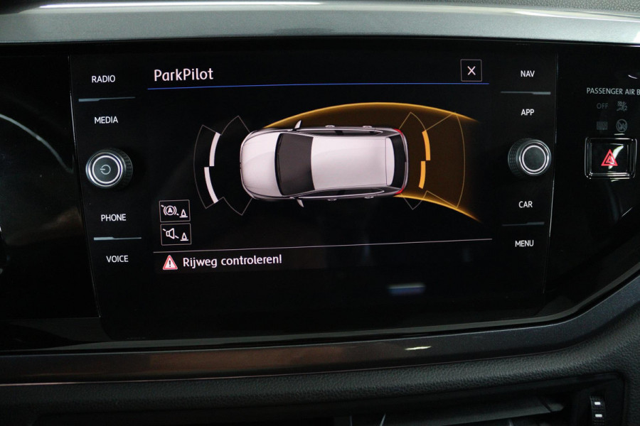 Volkswagen Polo 1.0 TSI Highline (PARKEERSENSOREN, NAVIGATIE, CRUISE ADAPTIEF, CARPLAY, NL-AUTO)