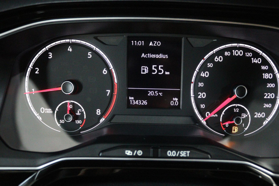 Volkswagen Polo 1.0 TSI Highline (PARKEERSENSOREN, NAVIGATIE, CRUISE ADAPTIEF, CARPLAY, NL-AUTO)