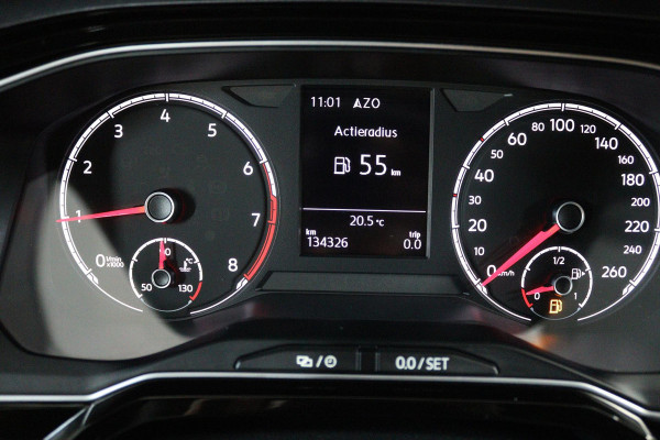 Volkswagen Polo 1.0 TSI Highline (PARKEERSENSOREN, NAVIGATIE, CRUISE ADAPTIEF, CARPLAY, NL-AUTO)